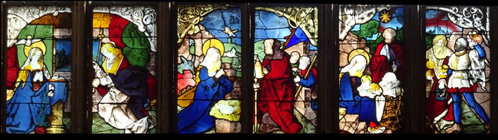 Photographie d'un vitrail illustrant la Nativité du Christ