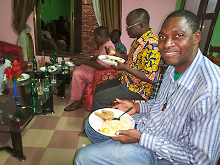 Prêtres, amis et gens du milieu, dégustant une part du gâteau pour souligner et célébrer l'ouverture de la Maison des Oblates de Béthanie à Banfora sur le continent africain.