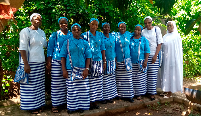 Les 6 postulantes africaines de la nouvelles fondation des soeurs Oblates de Béthanie avec la maîtresse des novices, S. Micheline.