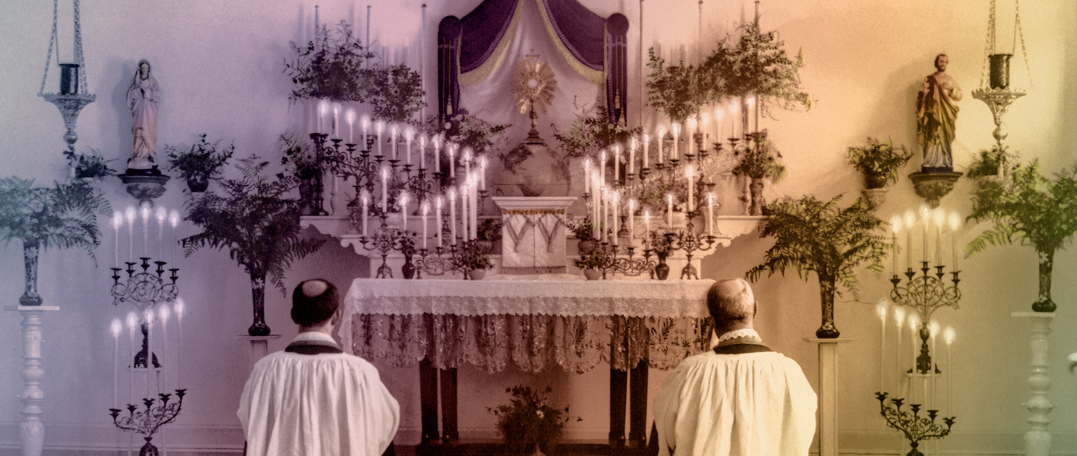 Photographie du père Prévost et d’un prêtre en adoration devant le Saint-Sacrement