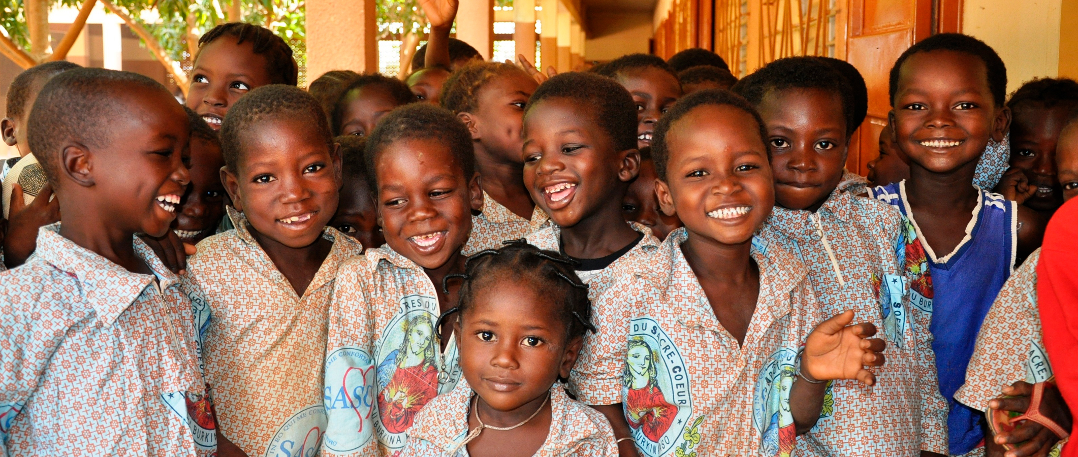 Photographie de Jeunes enfants africains en uniforme scolaire