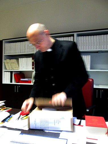 À Rome, ouverture 
des boîtes contenant les documents constituant le procès diocésain 
pour la cause de canonisation du père Prévost