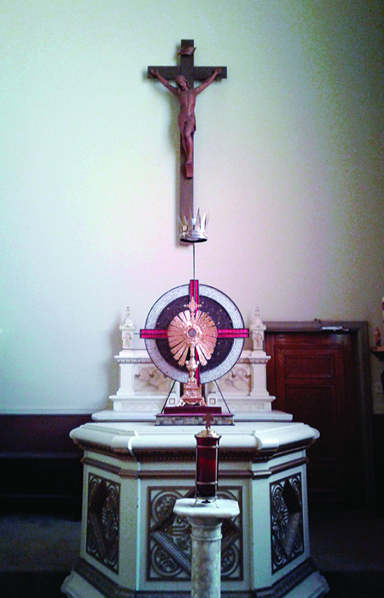 Photographie du Saint-Sacrement exposé à la chapelle d'adoration de l'église Saint-Zotique à Montréal