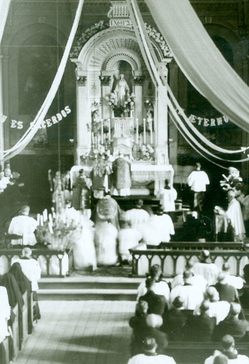 Photographie d'archives datant de 1937 et montrant le père Eugène Prévost présidant la messe solennelle du cinquantième anniversaire de son ordination presbytérale à Pointe-du-Lac.