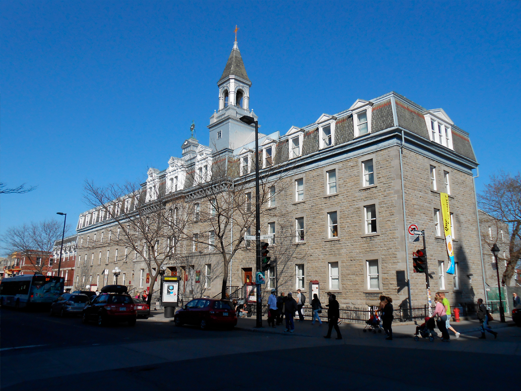 Photographie et vue de côté du Cénacle de Montréal au coin de la rue Saint-Hubert et tel qu'il apparaît aujourd'hui