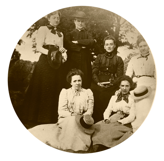 Photo d'époque où Marie-Louise Dorion, Blanche Leclair, Blanche Rodier, Blanche Clément, Marie-Louise Pouliot entourent le père Eugène Prévost.