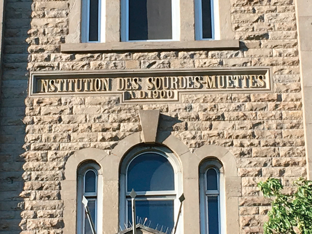 Photographie de l’inscription figurant au-dessus du portail d’entrée de l’Institut des Sourdes-Muettes sur la rue Saint-Denis à Montréal