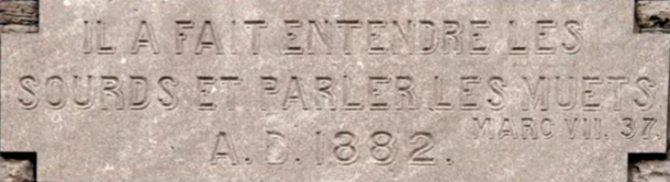 Photographie d'une inscription gravée dans la pierre et citant un extrait de l'évangile de St-Marc