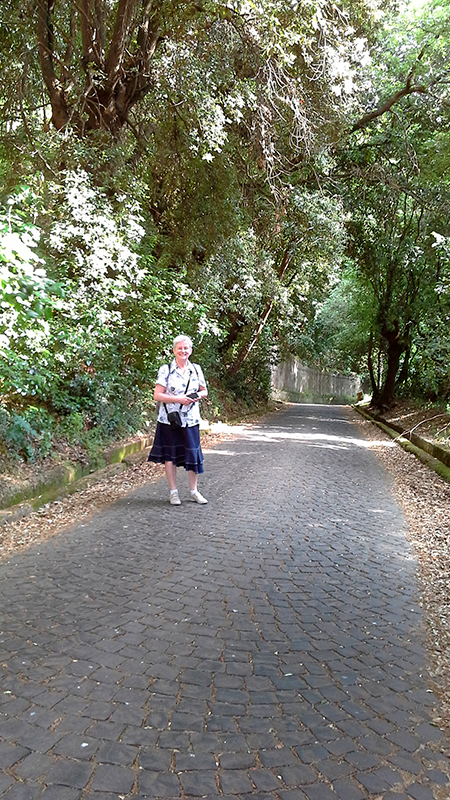 Sr Suzanne Allard sur le chemin menant à la Villa Rasponi