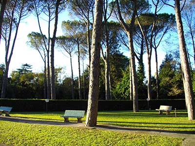 Vue du parc entourant la maison des prêtres fondée par le père Eugène Prévost à Rome.