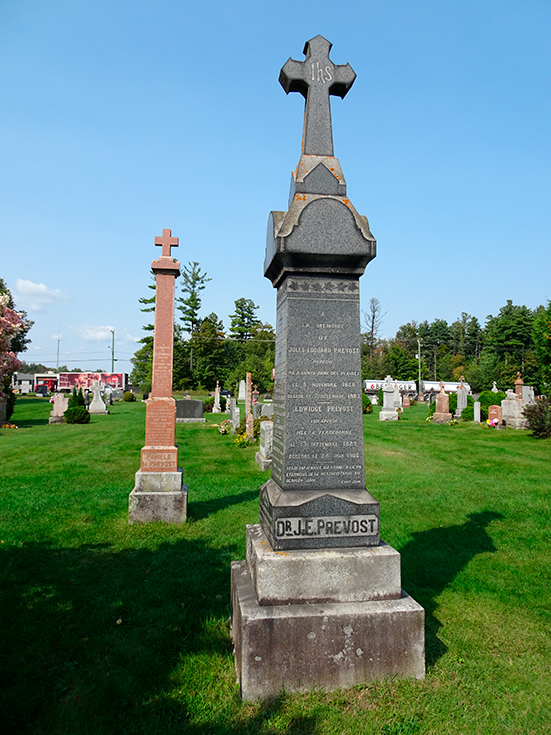 Photographie du monument funéraire de la famille du docteur Jules-Édourad Prévost, monument placé juste devant celui de son fils Henri que l'on peut apecevoir à l'arrière.