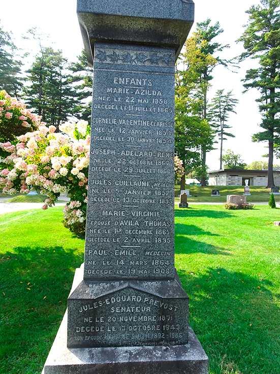 Photographie du monument funéraire de la famille Prévost où sont inscrites les noms des frères et soeurs du père Eugène.