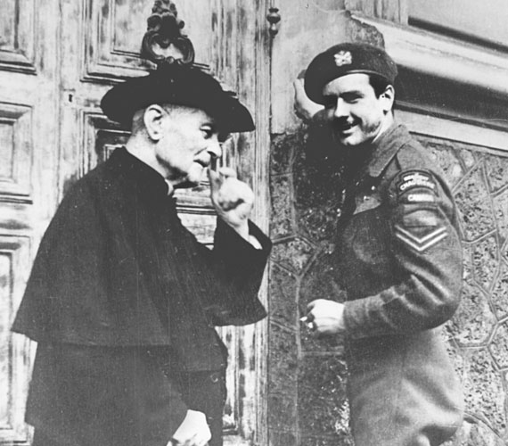 Au temps de la guerre, le père Prévost en présence d'un officier militaire