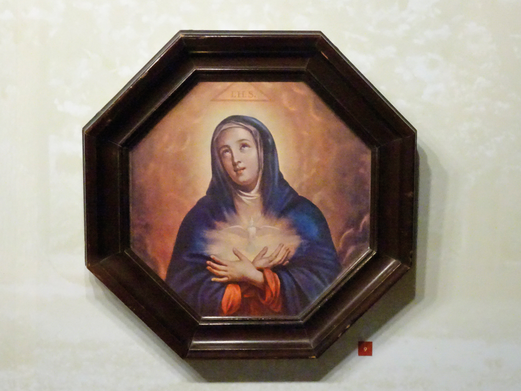 Photographie d'une gravure de la Vierge Marie, Reine du Clergé, ayant appartenu au père Eugène Prévost et maintenant exposée à l'Espace muséal de la cathédrale de Saint-Jérôme